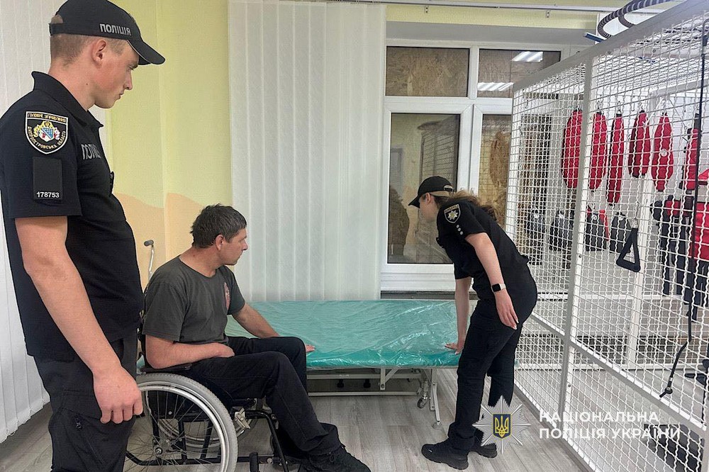 Поліцейські Нікополя  допомагають військовому, який проходить реабілітацію після поранення (фото) 2