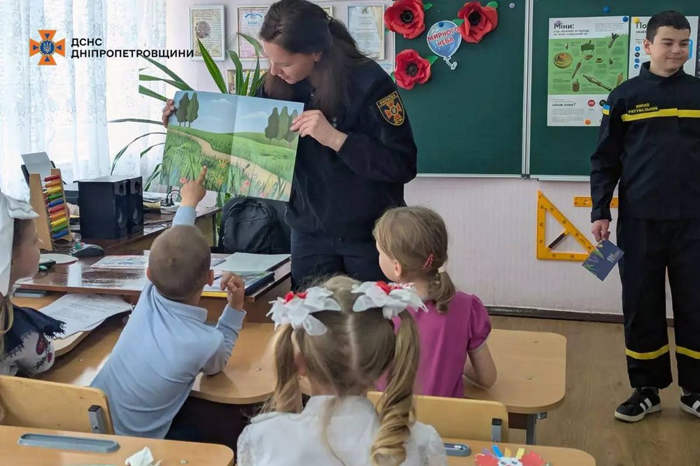 Рятувальники разом з  учасниками команди ДЮРП навчали школярів Покрова правил безпеки (фото)
