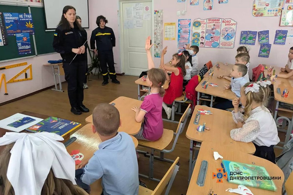Рятувальники разом з  учасниками команди ДЮРП навчали школярів Покрова правил безпеки (фото) 2