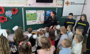 Рятувальники разом з  учасниками команди ДЮРП навчали школярів Покрова правил безпеки (фото) 3