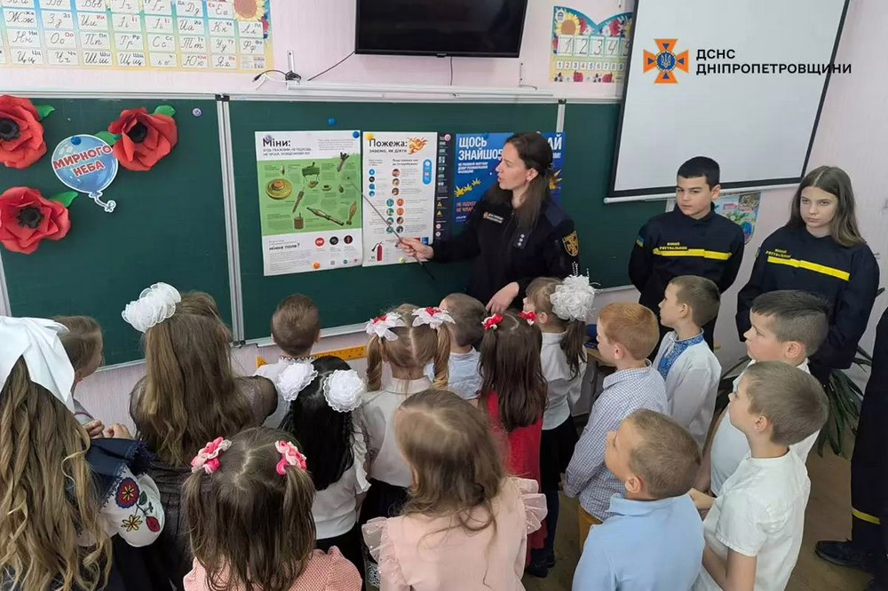 Рятувальники разом з  учасниками команди ДЮРП навчали школярів Покрова правил безпеки (фото) 3
