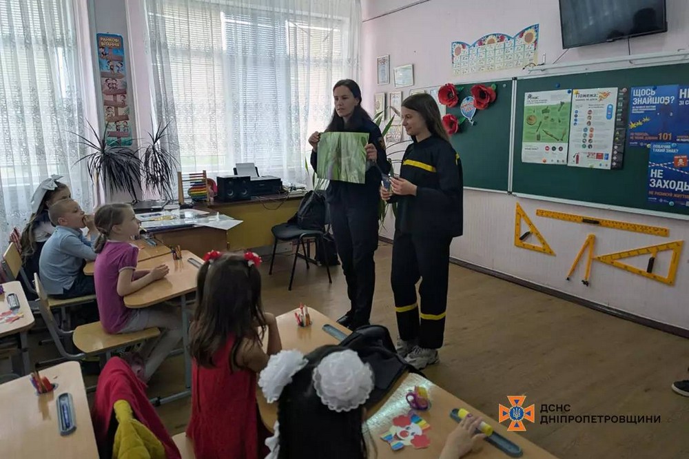 Рятувальники разом з  учасниками команди ДЮРП навчали школярів Покрова правил безпеки (фото) 4