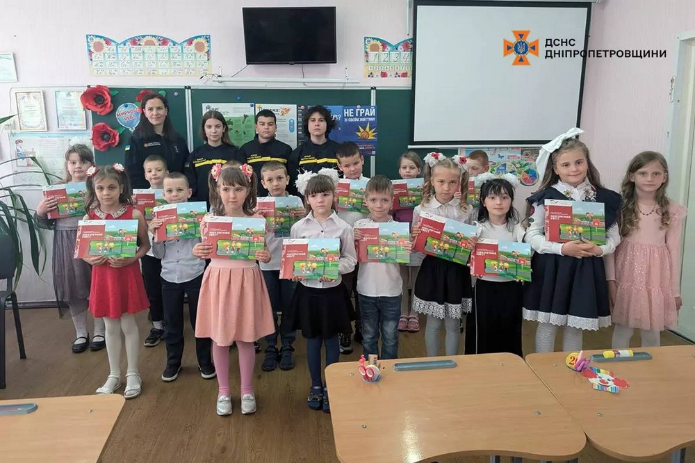 Рятувальники разом з  учасниками команди ДЮРП навчали школярів Покрова правил безпеки (фото) 5