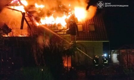 Вночі у Марганці через обстріл палав двоповерховий будинок (фото)