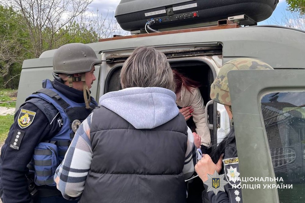 З прифронтової  громади Синельниківщини поліцейські вивезли дві родини з дітьми