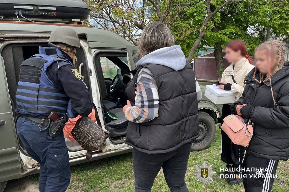З прифронтової  громади Синельниківщини поліцейські вивезли дві родини з дітьми 2