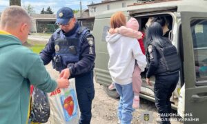 З прифронтової  громади Синельниківщини поліцейські вивезли дві родини з дітьми 3