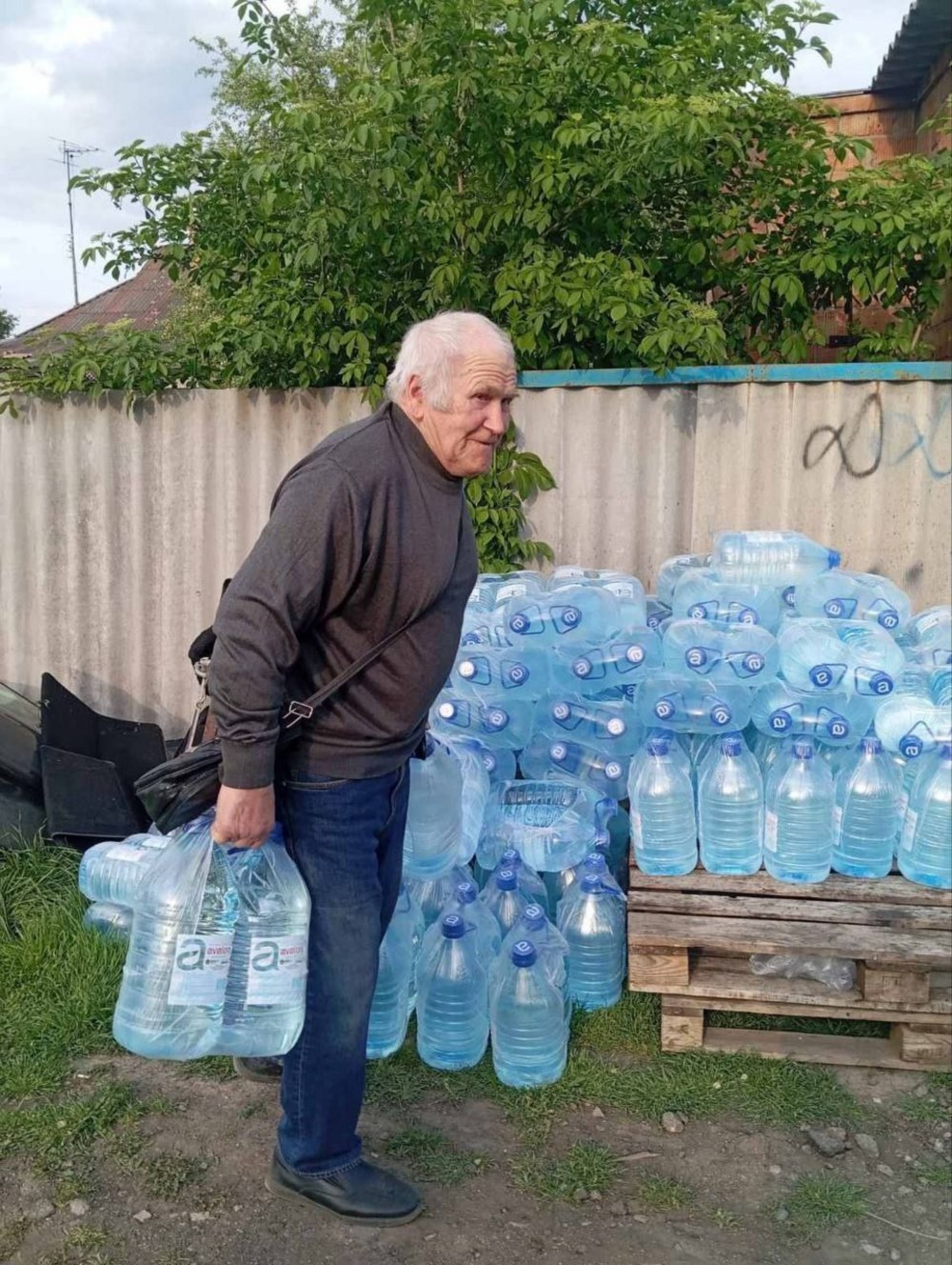 Жителям Марганця видали понад 5 тисяч пляшок з водою (фото) 2