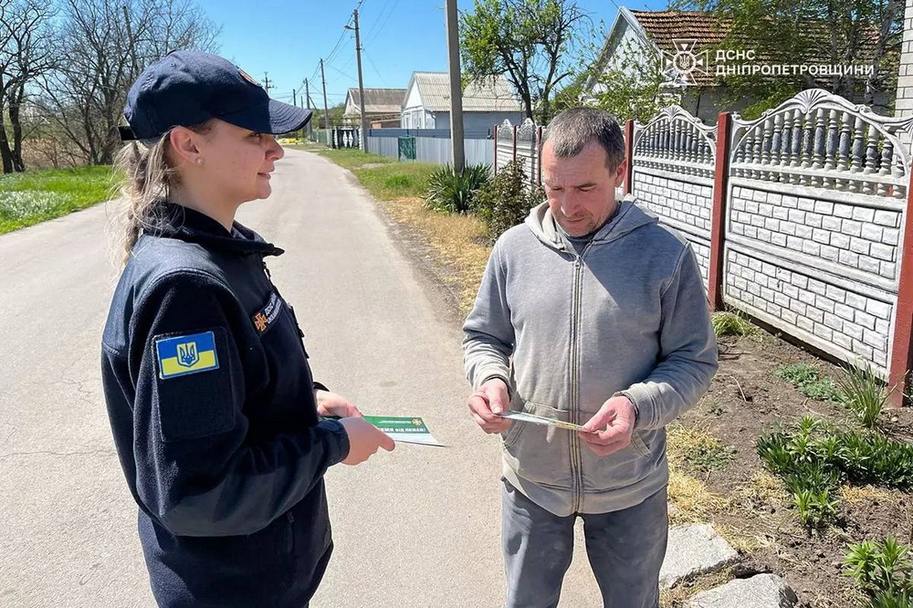 Жителям Томаківки розповіли  про альтернативний спосіб утилізації сухої рослинності