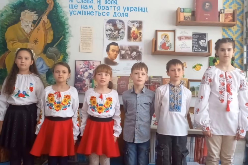 Учні гімназії на Нікопольщині передали Захисникам смаколики і записали зворушливе відео