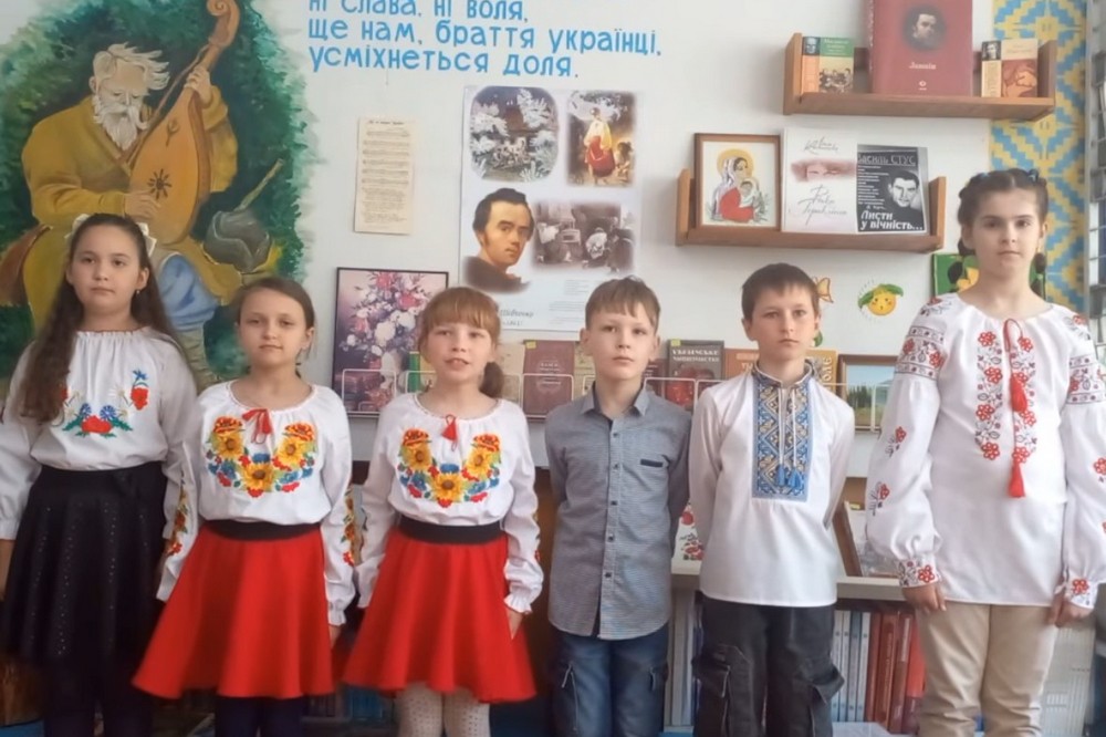 Учні гімназії на Нікопольщині передали Захисникам смаколики і записали зворушливе відео