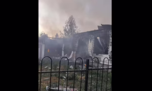 «Справа в тому, що у мене немає дому»: у Нікополі внаслідок обстрілу згорів будинок відомої волонтерки (відео)
