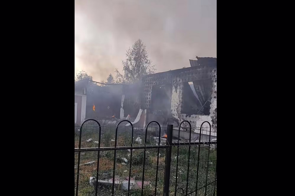 «Справа в тому, що у мене немає дому»: у Нікополі внаслідок обстрілу згорів будинок відомої волонтерки (відео)