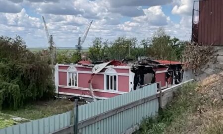 «Згоріла моя мрія»…. Волонтерка з Нікополя розповіла, що було у будинку, який знищив ворог (відео)