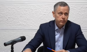 Прилетіло зовсім поруч: мер Нікополя під звуки вибухів розповів про проблеми у медичній сфері міста (відео)