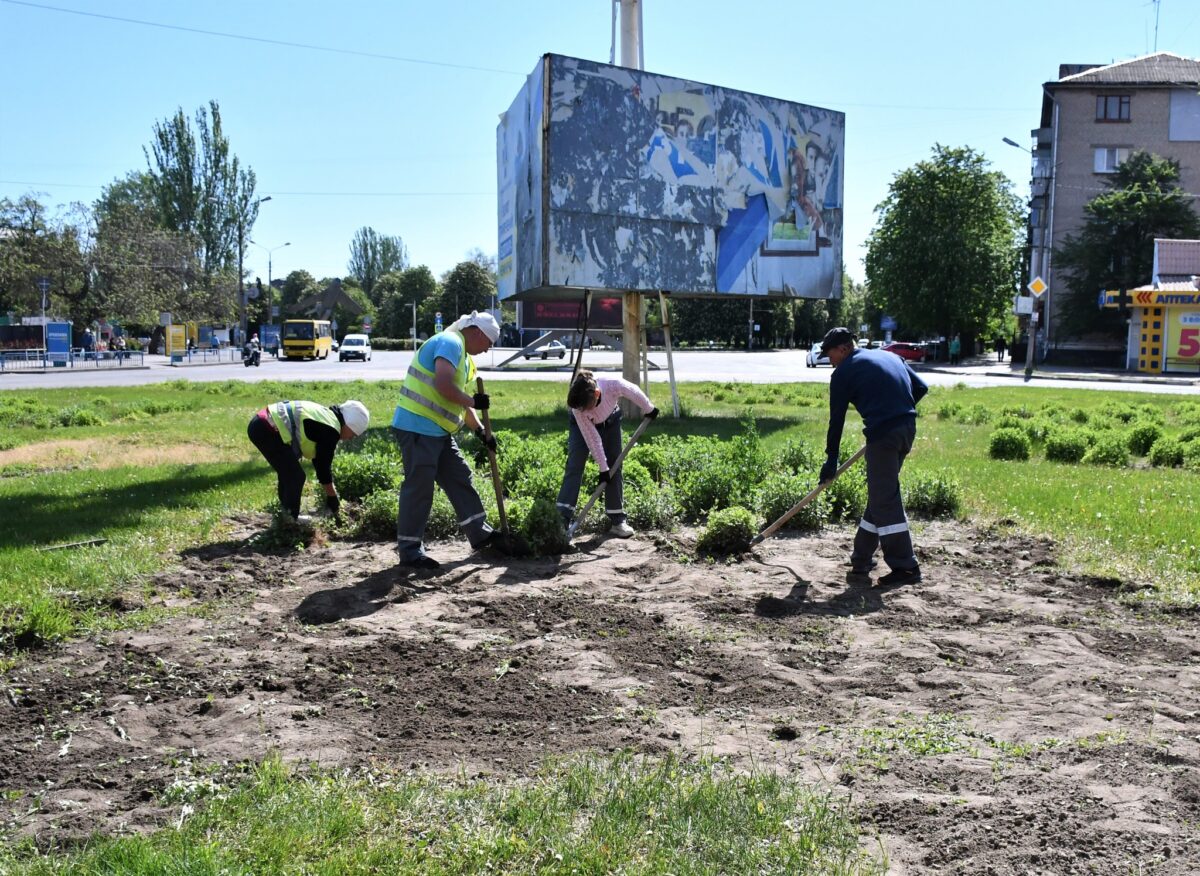 Косять траву у парку Металургів, фарбують паркани, встановлюють габіони і усувають наслідки обстрілів: про роботу комунальників Нікополя (фото)