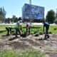 Косять траву у парку Металургів, фарбують паркани, встановлюють габіони і усувають наслідки обстрілів: про роботу комунальників Нікополя (фото)