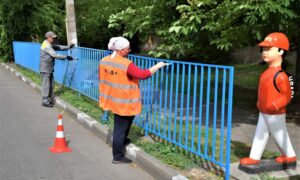 Фарбують паркани і зупинки, косять траву, латають дороги: у Нікополі попри обстріли займаються благоустроєм міста (фото)