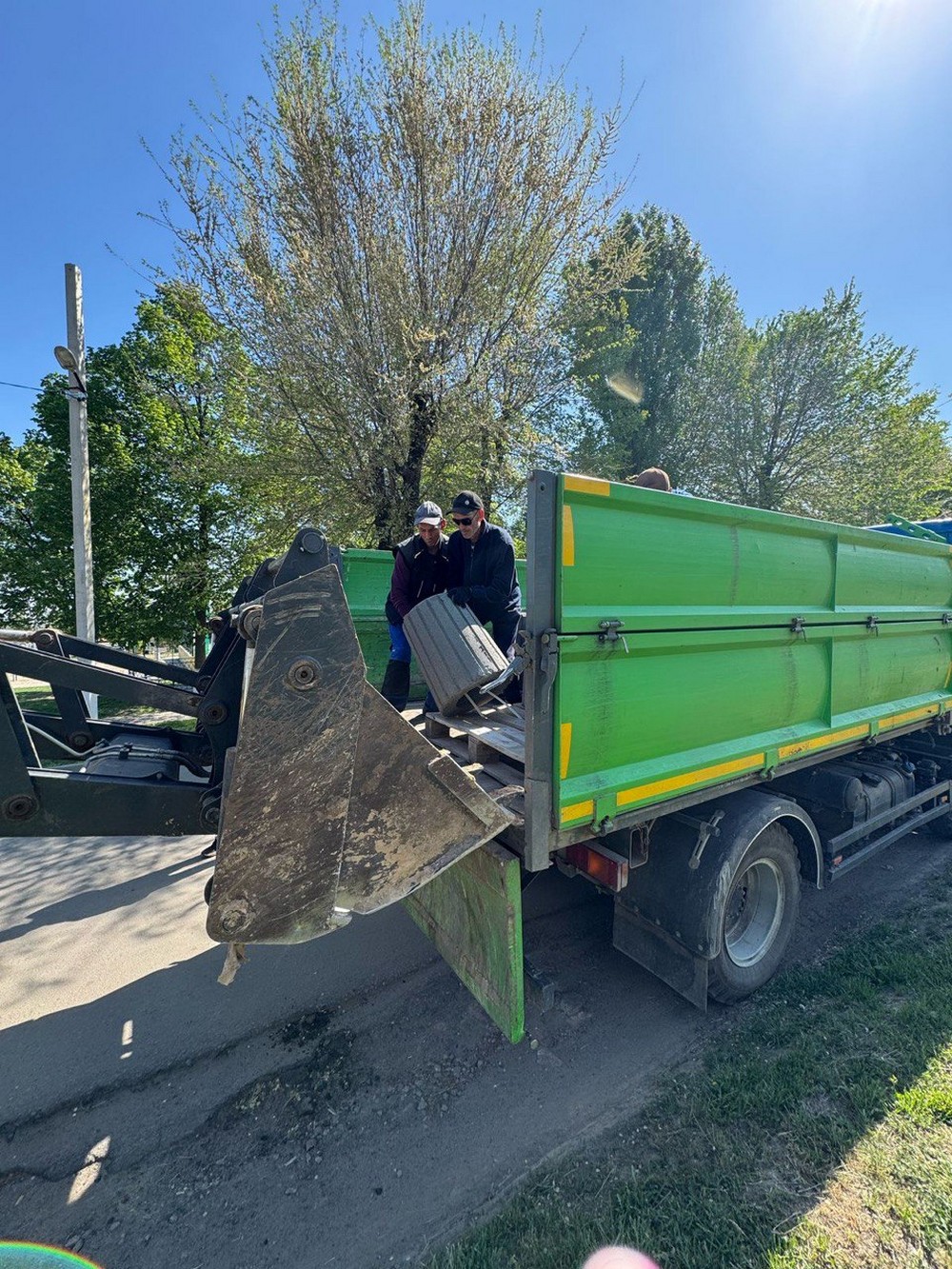 у Кам’янському на Нікопольщині почали встановлювати бетонні урни (фото)