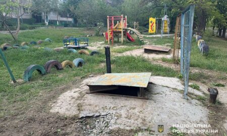 У Нікополі ворожий дрон влучив по дитячому майданчику, інший поранив жінку біля машини – поліція