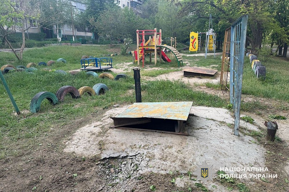 У Нікополі ворожий дрон влучив поблизу дитячого майданчику, інший поранив жінку біля машини – поліція 1 У Нікополі ворожий дрон влучив по дитячому майданчику, інший поранив жінку біля машини – поліція