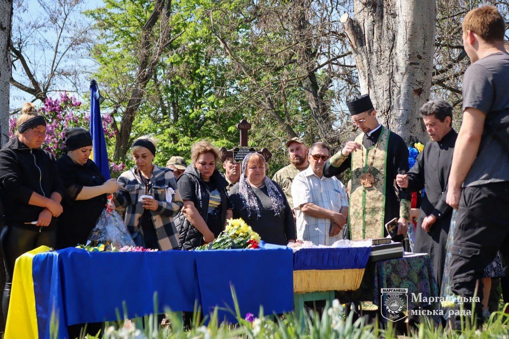 На Нікопольщині сьогодні провели в останню путь Захисника: фото