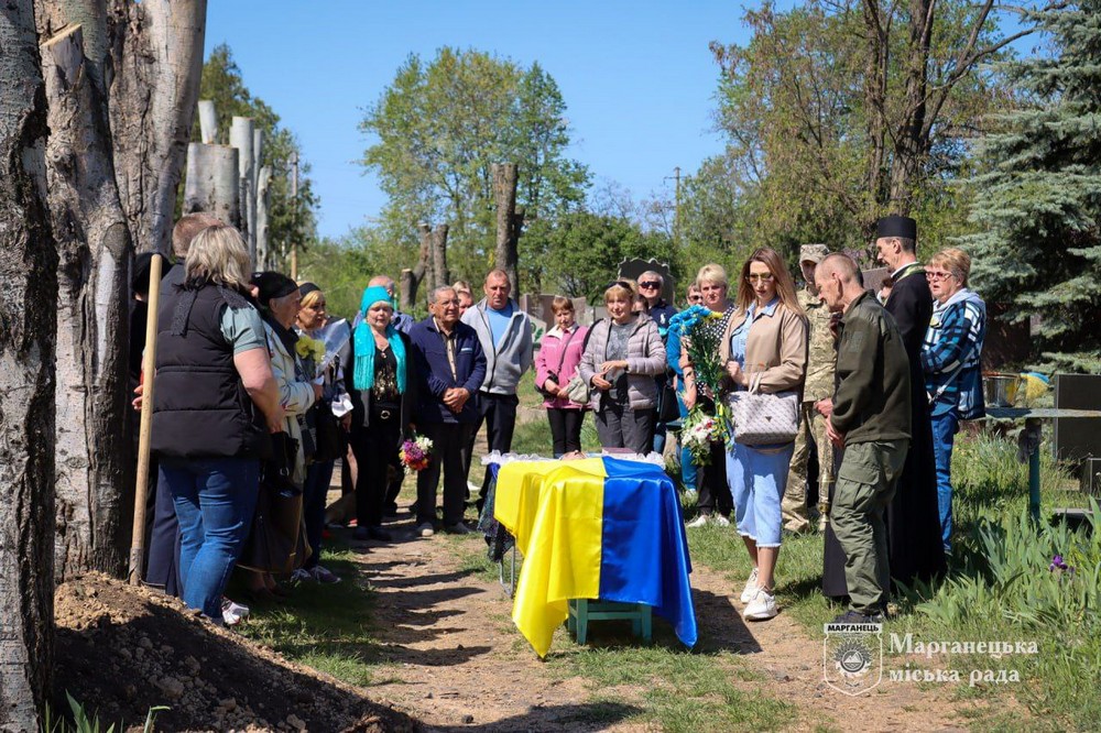 На Нікопольщині сьогодні провели в останню путь Захисника: фото