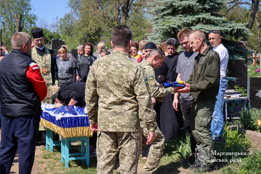 На Нікопольщині сьогодні провели в останню путь Захисника: фото