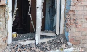 Снаряд поцілив прямо під стіну будинку: подробиці про поранення родини з дворічною дитиною у Марганці розповіла поліція