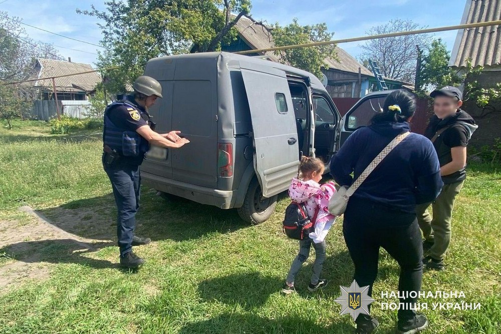 Евакуація на Дніпропетровщині триває: з прифронтового селища вивезли маму з дітьми
