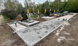У Червоногригорівській громаді триває облаштування Алеї Слави. Роботи проводяться в одному із населених пунктів громади.