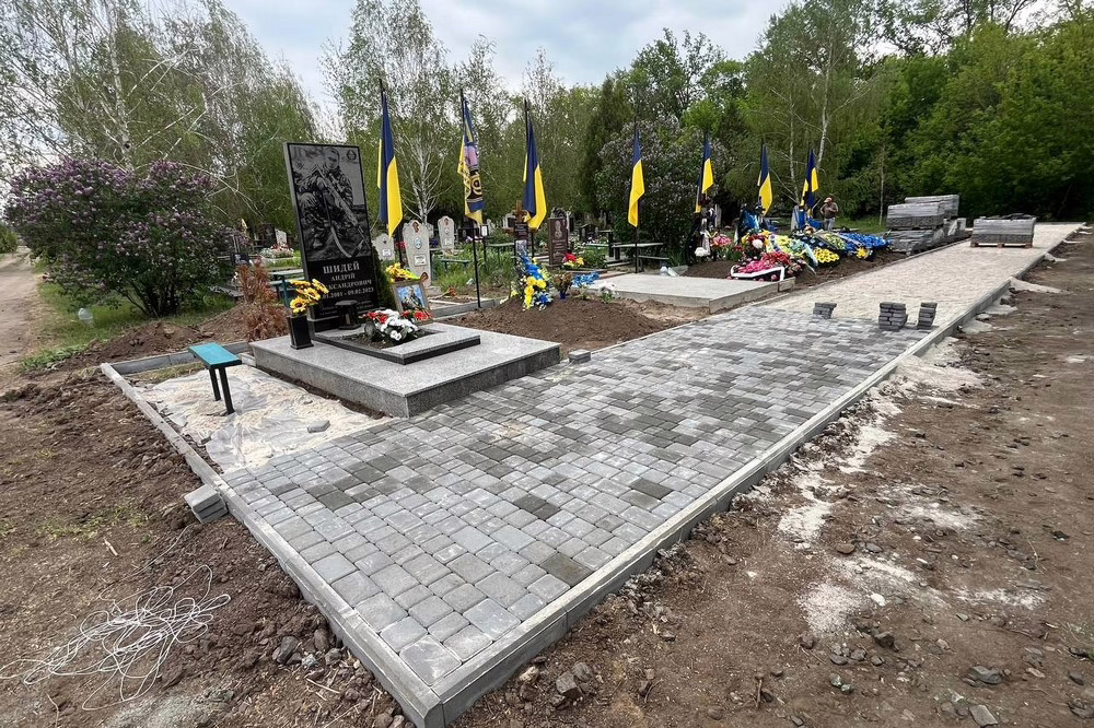 У Червоногригорівській громаді триває облаштування Алеї Слави. Роботи проводяться в одному із населених пунктів громади.