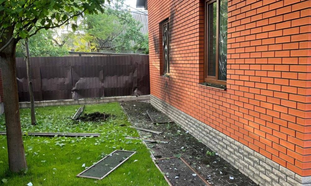 Сталася пожежа, є постраждалий: ворог обстрілював Нікополь і район ввечері і вранці 9 травня (фото)