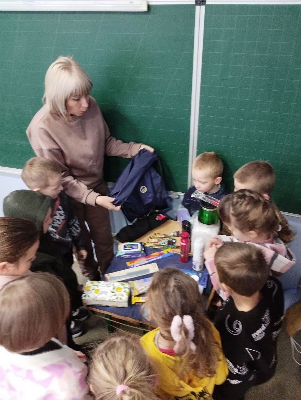 І діти, і дорослі: як у Червоногригорівській громаді допомагають фронту (фото)