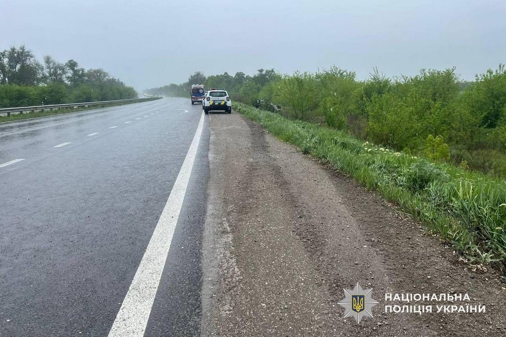 Моторошна ДТП на Дніпропетровщині 9 травня забрала життя жінки. Постраждали троє дітей.