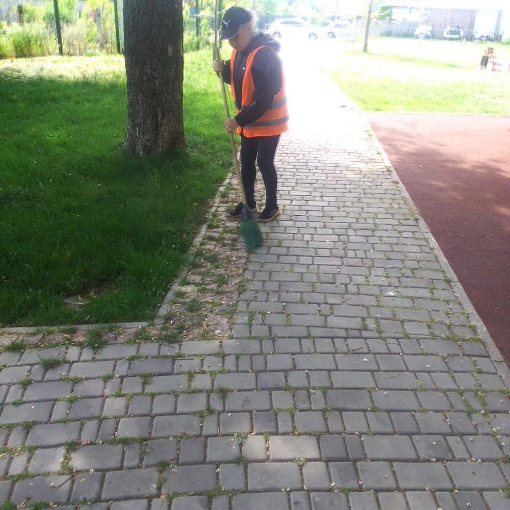 У Марганці продовжують фарбувати дитячі майданчики, прополюють клумби, косять траву, вивозять сміття та виконують інші буденні роботи. А ще – встановили вбиральню на зупинці.