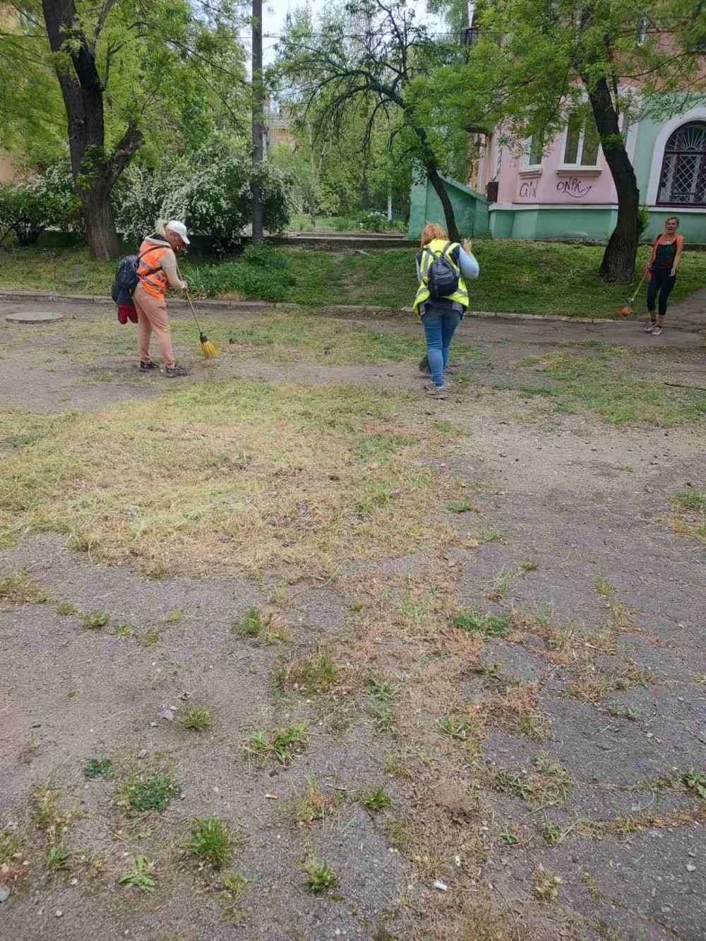 У Марганці продовжують фарбувати дитячі майданчики, прополюють клумби, косять траву, вивозять сміття та виконують інші буденні роботи. А ще – встановили вбиральню на зупинці.