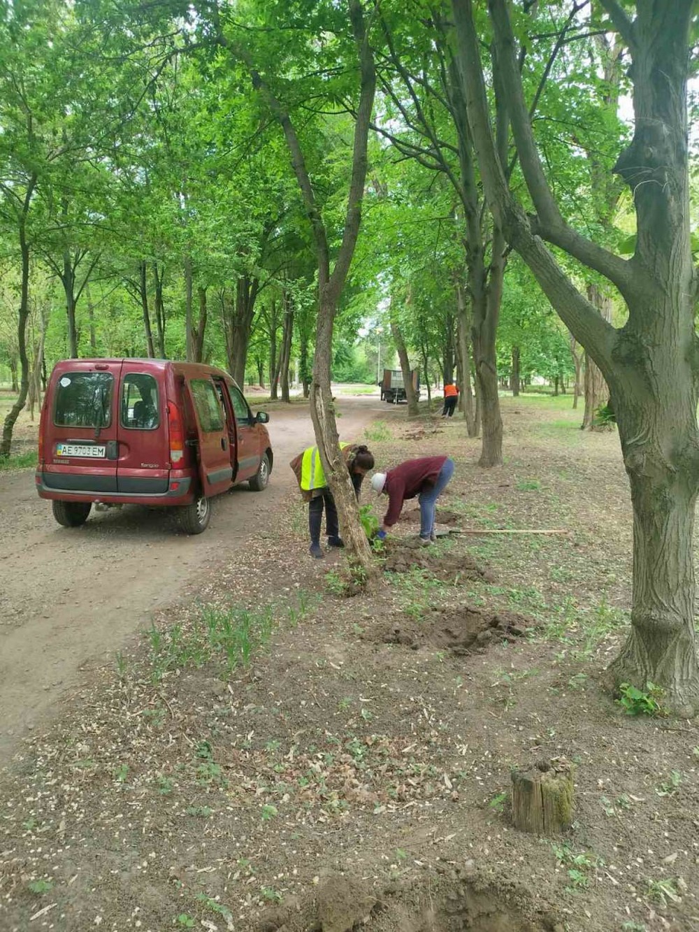 У Марганці продовжують фарбувати дитячі майданчики, прополюють клумби, косять траву, вивозять сміття та виконують інші буденні роботи. А ще – встановили вбиральню на зупинці.