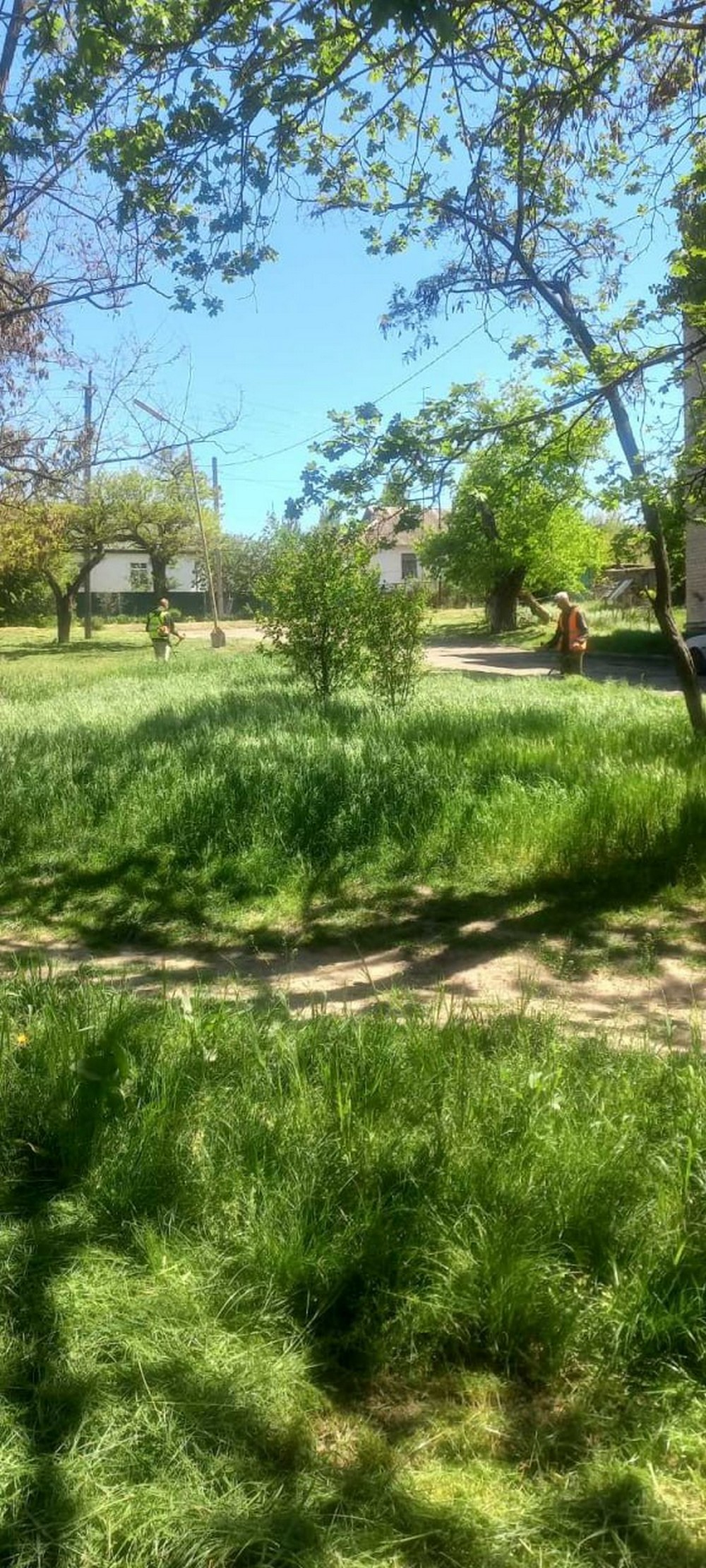 У Марганці продовжують фарбувати дитячі майданчики, прополюють клумби, косять траву, вивозять сміття та виконують інші буденні роботи. А ще – встановили вбиральню на зупинці.