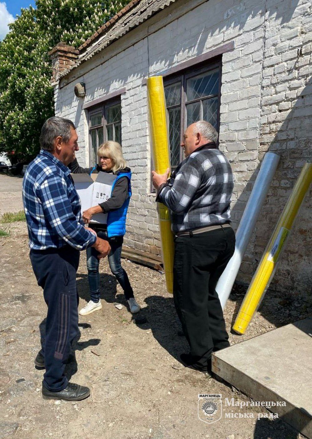Гуманітарна допомога у Марганці: розпочалася видача будматеріалів від Чеської організації «Людина в біді» (фото)