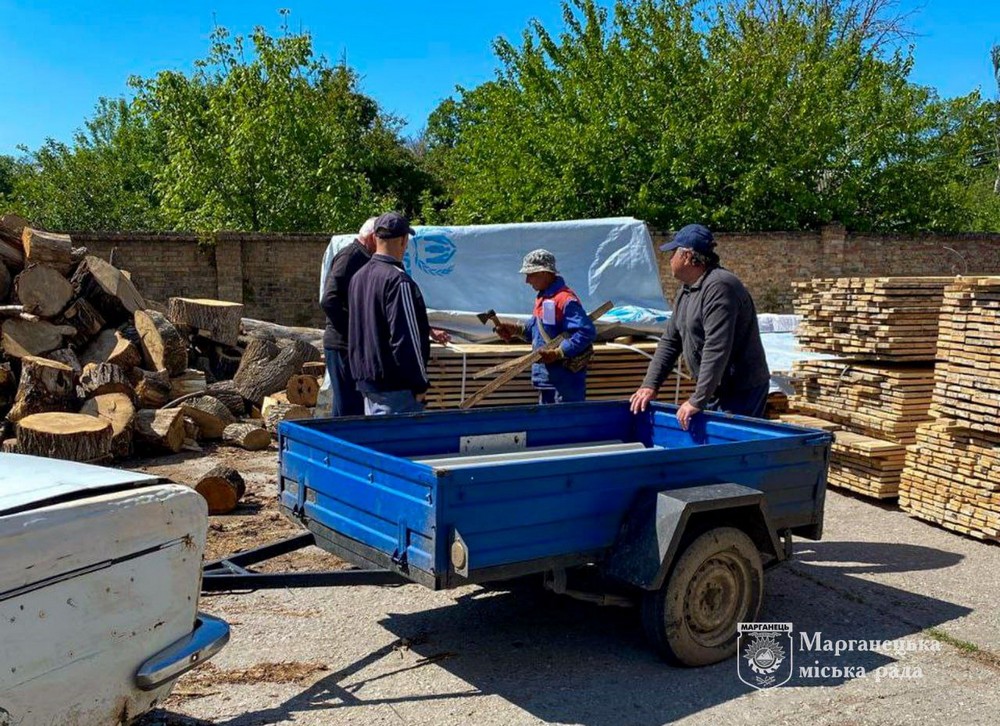 Гуманітарна допомога у Марганці: розпочалася видача будматеріалів від Чеської організації «Людина в біді» (фото)