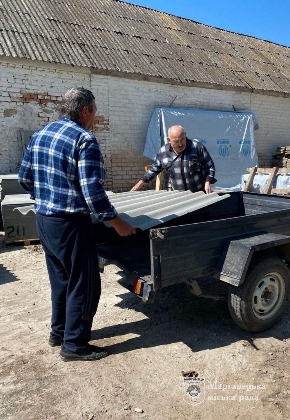 Гуманітарна допомога у Марганці: розпочалася видача будматеріалів від Чеської організації «Людина в біді» (фото)