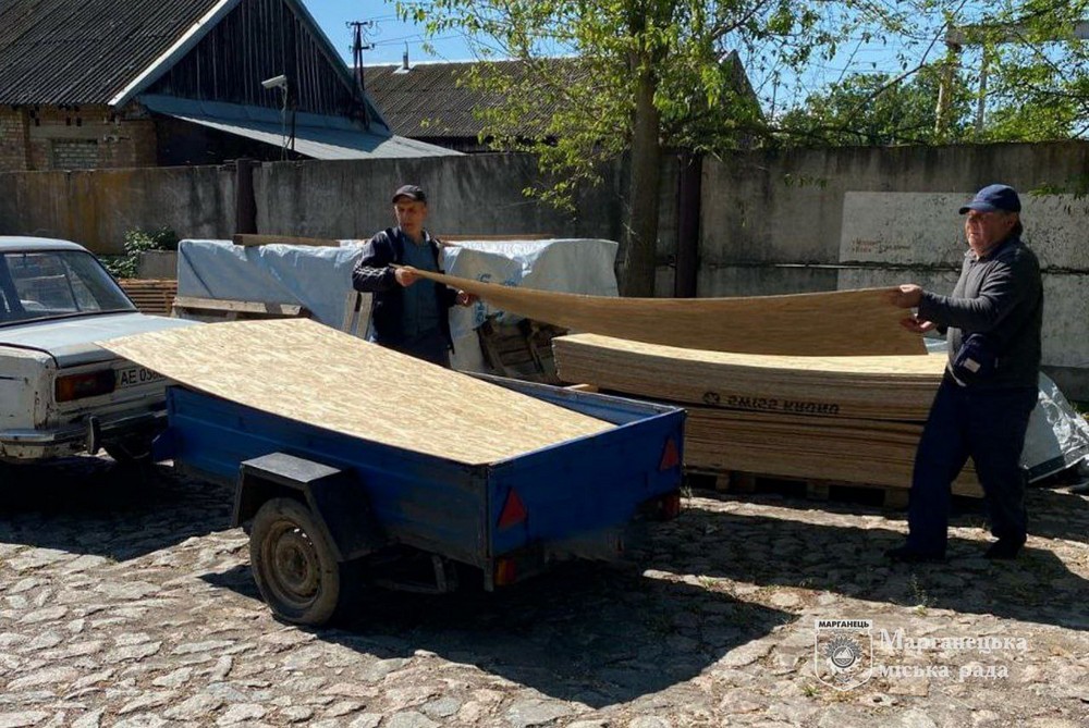 Гуманітарна допомога у Марганці: розпочалася видача будматеріалів від Чеської організації «Людина в біді» (фото)