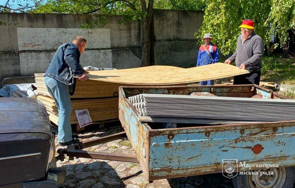 Гуманітарна допомога у Марганці: розпочалася видача будматеріалів від Чеської організації «Людина в біді» (фото)