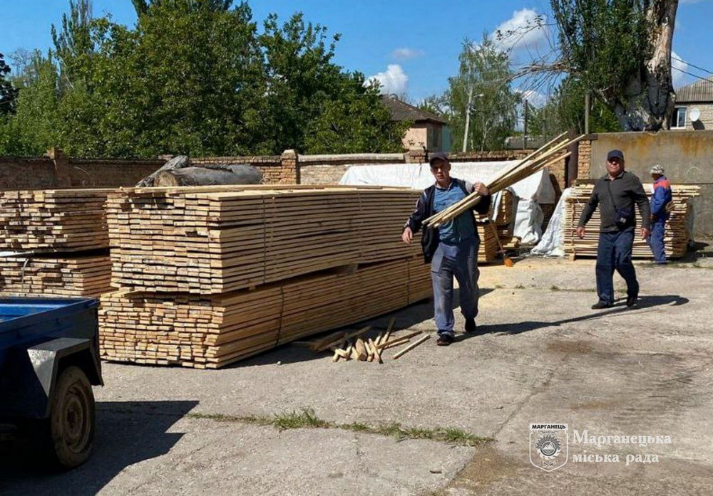 Гуманітарна допомога у Марганці: розпочалася видача будматеріалів від Чеської організації «Людина в біді» (фото)
