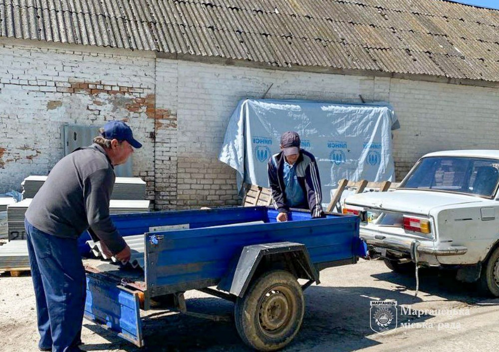 Гуманітарна допомога у Марганці: розпочалася видача будматеріалів від Чеської організації «Людина в біді» (фото)