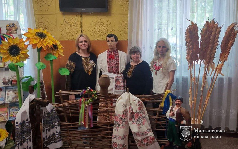 Марганець сьогодні такий! Мешканці роблять фото у національному вбранні у День Вишиванки