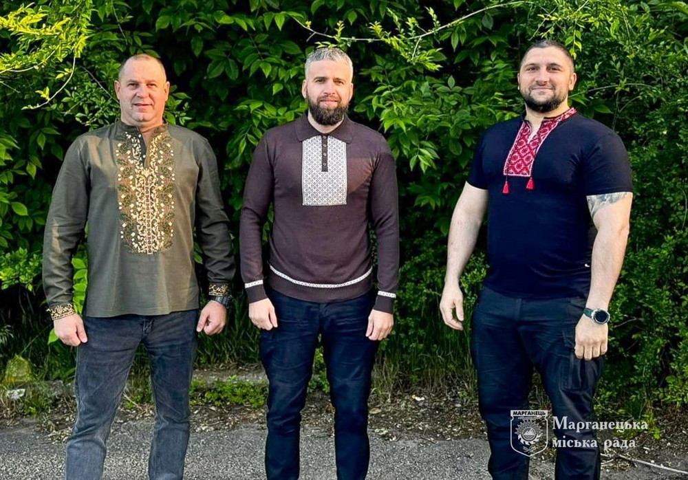 Марганець сьогодні такий! Мешканці роблять фото у національному вбранні у День Вишиванки