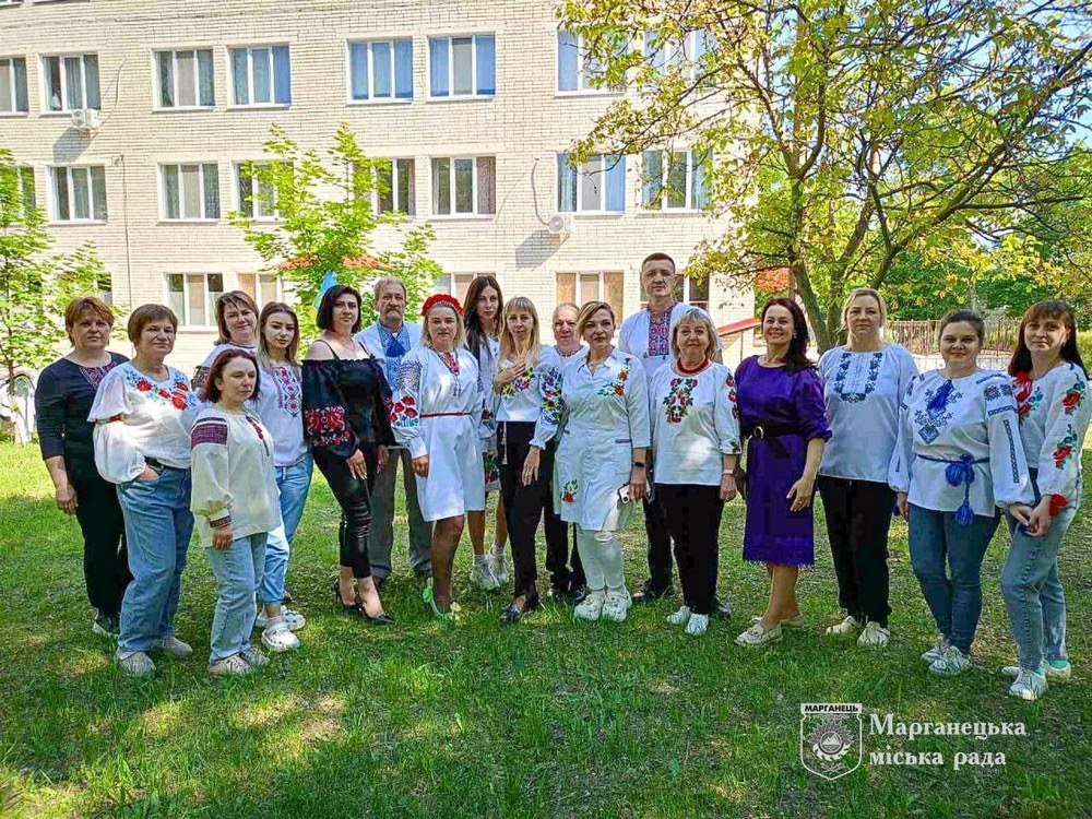 Марганець сьогодні такий! Мешканці роблять фото у національному вбранні у День Вишиванки