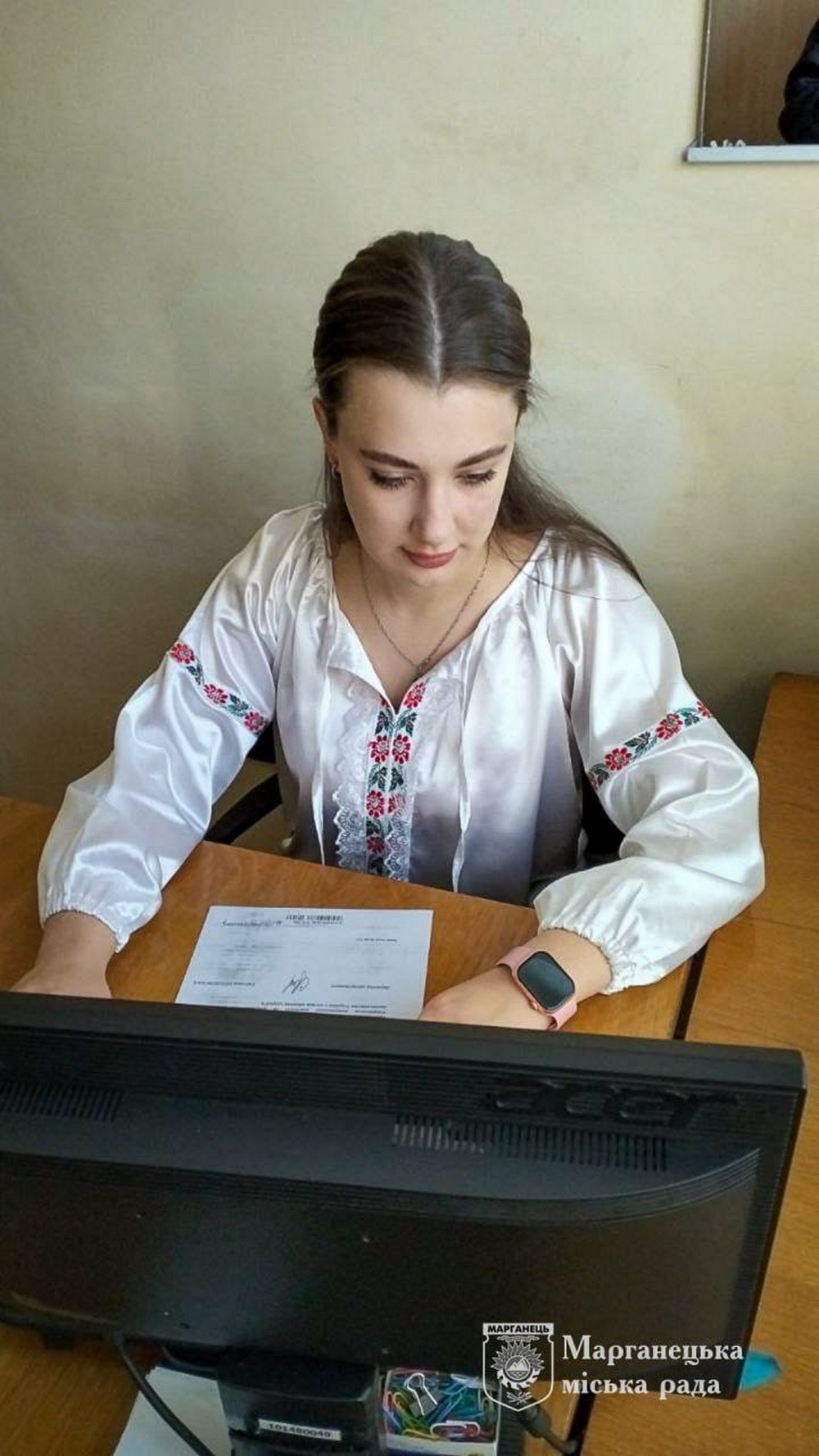 Марганець сьогодні такий! Мешканці роблять фото у національному вбранні у День Вишиванки